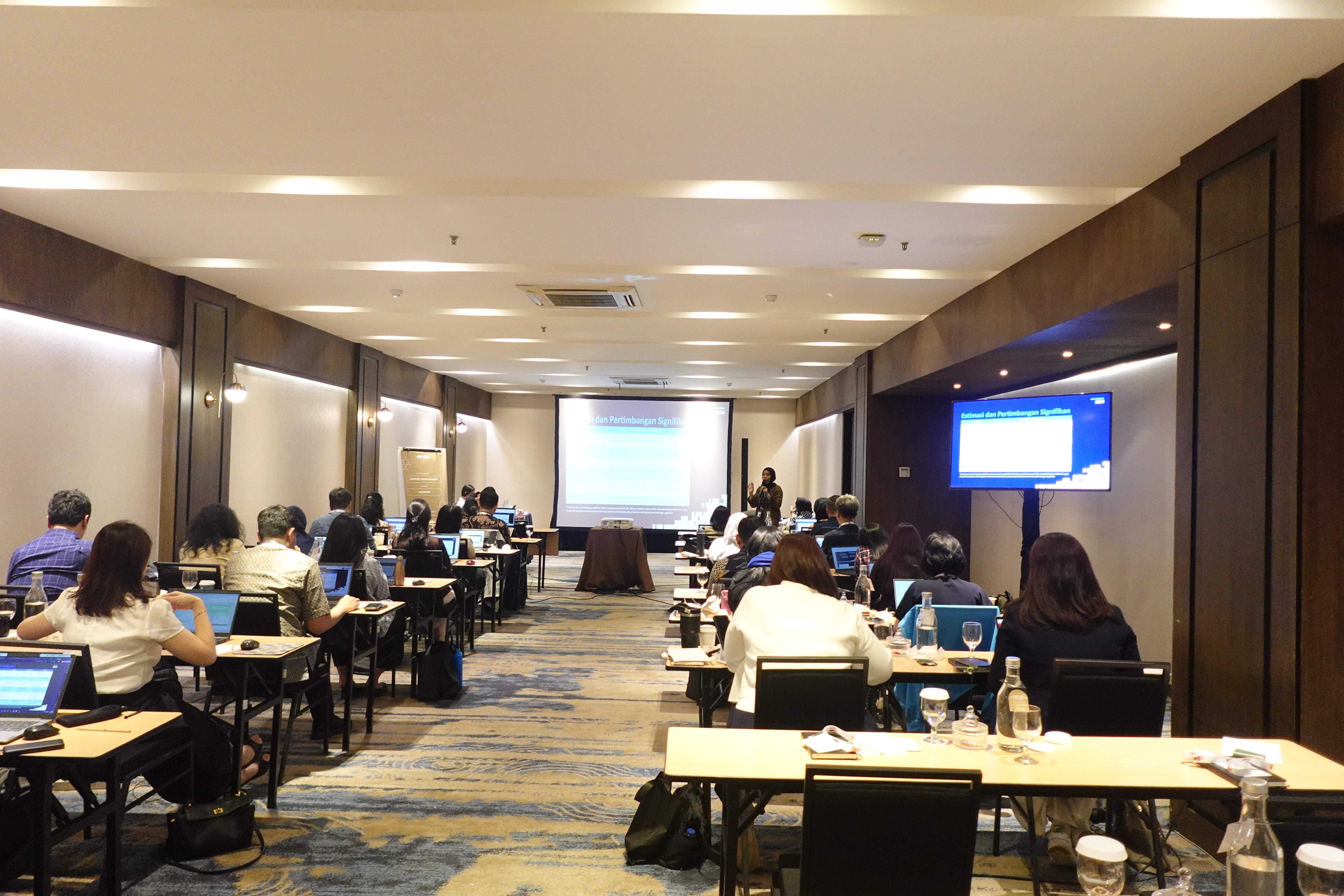 <p><strong>Senin, 29 Desember 2025</strong> – Indonesia Corporate Secretary Association (ICSA) mengadakan <i>workshop</i> intensif bertajuk “<i>Finance for Non-Finance</i>: Memahami Angka untuk Komunikasi yang Efektif,” Selasa, (3/12). Acara yang berlangsung secara tatap muka di Artotel Gelora Senayan, Jakarta ini memberikan pembekalan bagi para profesional non-keuangan agar mampu menavigasi aspek finansial perusahaan secara strategis dengan mengundangan dari RSM Indonesia Dewi Novita Sari. <i>Workshop</i> ini dilatarbelakangi oleh pentingnya pemahaman dasar keuangan sebagai keterampilan krusial bagi setiap profesional dari lintas departemen. Para peserta dibekali wawasan praktis untuk tidak hanya membaca angka, tetapi juga menerjemahkan laporan keuangan menjadi keputusan bisnis. Dengan penguasaan materi ini, peserta diharapkan dapat berperan lebih aktif dalam menjembatani manajemen dengan regulator, investor, dan publik. Kemampuan menerjemahkan data keuangan ke dalam bahasa komunikasi yang efektif pun menjadi kunci untuk membangun kepercayaan pasar dan menjaga transparansi perusahaan. Kegiatan ini merupakan komitmen ICSA untuk meningkatkan standar profesionalisme dan kapasitas anggota menghadapi dinamika bisnis.</p><br>
                  