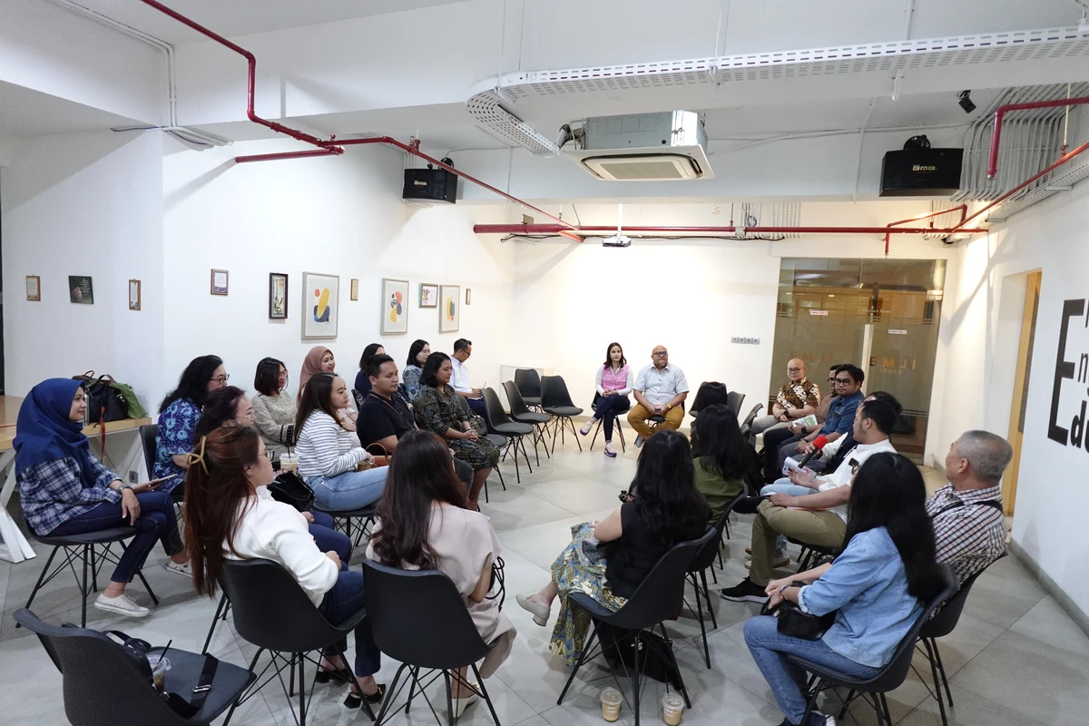 Selasa, 24 September 2024 – Indonesia Corporate Secretary Association (ICSA) kembali mengadakan diskusi santai Ngopi Sore dengan topik “Bincang-bincang Annual Report”, Jumat (20/9), di EMJI Space, Mega Kuningan, Jakarta Selatan.

Ngopi Sore yang dihadiri sejumlah anggota ICSA tersebut didampingi oleh Wakil Ketua Umum Bidang Pengkajian ICSA Ferina Tyas Hapsari dan Anggota Bidang Pengkajian ICSA Gilang Hermawan.

Sepanjang acara, peserta Ngopi Sore aktif memberikan pertanyaan dan berbagi pengalaman terkait topik yang dibawakan. Antusiasme peserta cukup tinggi mengingat proses penyusunan annual report yang akan dimulai tidak lama lagi.

Bagi anggota ICSA yang berhalangan hadir pada batch kali ini, tidak perlu khawatir. Ngopi Sore akan konsisten diadakan sebagai wadah berbagi pengalaman bagi sekretaris perusahaan dan profesi terkait lainnya.<br>
                  