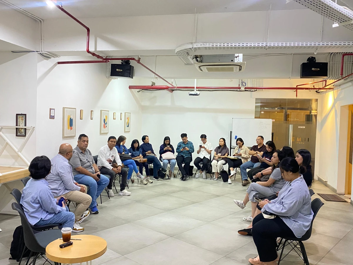 Senin, 17 Februari 2025 - Indonesia Corporate Secretary Association (ICSA) kembali mengadakan acara Ngopi Sore, dengan tema pada batch 6 kali ini yaitu "Bincang-bincang Stock Split", di EMJI Coffee & Bar, The Bellagio Mansion, Mega Kuningan, Jakarta Selatan, Jumat, (14/2).

Anggota Bidang Pengkajian ICSA yang merupakan General Counsel Operations PT Indosat Tbk Gilang Hermawan bersama rekannya Vice President - Head of Corporate & Compliance PT Indosat Tbk Patricia Ruri membahas tentang konsep stock split, manfaat bagi perusahaan dan investor, serta pengalaman mereka menjalankan stock split di perusahaan.

Acara Ngopi Sore ini juga menjadi kesempatan bagi anggota ICSA untuk berinteraksi, berdiskusi, dan saling bertukar pengalaman dengan sesama anggota.

Bagi Bapak/Ibu yang tertarik mengikuti bincang-bincang di Ngopi Sore, simak terus media sosial ICSA untuk mengetahui informasi mengenai Ngopi Sore batch selanjutnya dengan topik-topik bermanfaat lainnya.<br>
                  