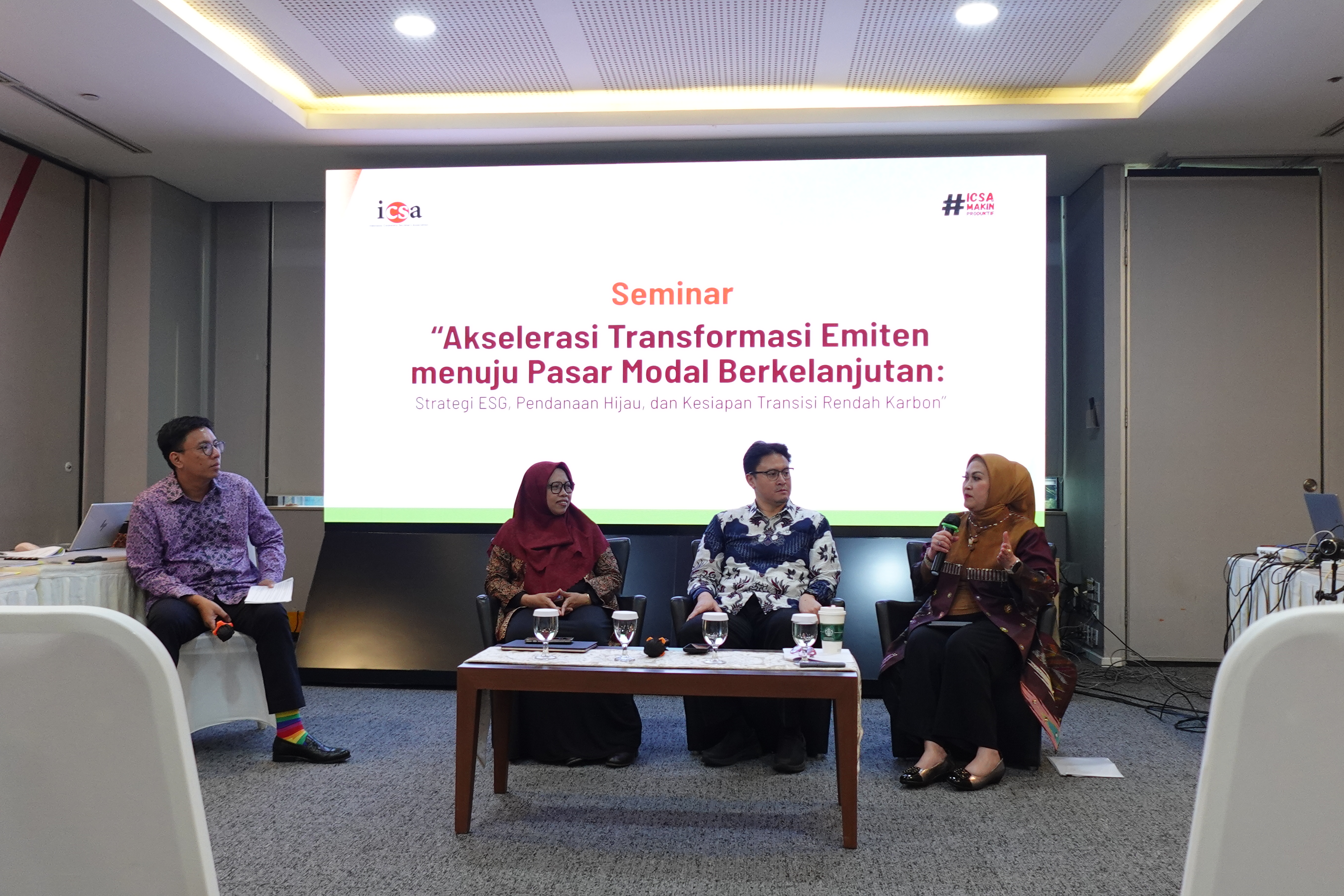 <p><strong>Kamis, 2 Juli 2026</strong> – Sebagai bentuk pertanggungjawaban Indonesia Corporate Secretary Association (ICSA) terhadap anggotanya, ICSA mengadakan Rapat Umum Anggota (RUA) ICSA Tahun 2026, Kamis (25/6). Bersamaan dengan RUA ini, ICSA juga menyelenggarakan seminar bertajuk "Akselerasi Transformasi Emiten menuju Pasar Modal Berkelanjutan: Strategi ESG, Pendanaan Hijau, dan Kesiapan Transisi Rendah Karbon" serta perilisan buku "The Handbook of Indonesia Corporate Secretary Edited Version 2026". Rangkaian acara ini digelar secara hybrid di Ruang Seminar 2, Gedung Bursa Efek Indonesia.</p><p>Sesi Seminar berlangsung dinamis dengan menghadirkan Deputi Direktur Direktorat Pengembangan Pasar Modal, Keuangan Derivatif dan Bursa Karbon dan Pasar Modal Syariah OJK Dien Sukmarini, Kepala Unit Pengembangan Bisnis Indeks dan ESG Bursa Efek Indonesia Rony Suniyanto Djojomartono, serta Ketua Umum ICSA sekaligus Chief of Corporate Affairs and Sustainability PT Bank Permata Tbk Katharine Grace. Diskusi panel berjalan secara interaktif, dengan dipandu oleh Anggota Bidang Organisasi dan Keanggotaan ICSA, Lewi Aga Basoeki, selaku moderator.</p><p>Dalam seminar, narasumber menggarisbawahi pentingnya integrasi strategi Environmental, Social, and Governance (ESG) dan kesiapan menjalankan bisnis rendah karbon sebagai kunci utama emiten untuk mengakses pendanaan hijau (green financing). Implementasi prinsip-prinsip keberlanjutan pun menjadi strategi krusial untuk meningkatkan nilai investasi dan daya saing emiten di pasar modal.</p><p>Setelah sesi seminar berakhir, acara dilanjutkan dengan perilisan buku "The Handbook of Indonesia Corporate Secretary Edited Version 2026". Buku rilisan ICSA ini diharapkan dapat menjadi panduan komprehensif bagi profesi Sekretaris Perusahaan di Indonesia.</p><p>Rangkaian acara pun ditutup dengan pelaksanaan RUA Tahun 2026 ICSA. RUA menyetujui dua agenda penting, yaitu Laporan Pertanggungjawaban (LPJ) Pengurus Tahun Buku 2025 dan Laporan Keuangan ICSA Tahun Buku 2025. Seluruh agenda RUA mendapatkan persetujuan penuh dari para anggota yang hadir yang mana persetujuannya disahkan oleh notaris.</p><br>
                  
