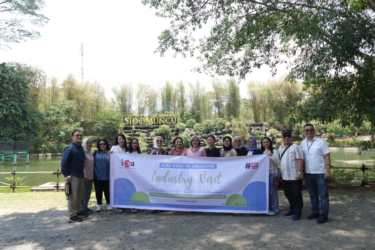 Kamis, 26 Oktober 2023 – Untuk pertama kalinya Indonesia Corporate Secretary Association (ICSA) mengadakan Kunjungan Industri ke Semarang dengan tema “Creative Business for Sustainable Development” pada Rabu-Kamis (18-19/23). Pada kunjungan industri kali ini, ICSA bersama 14 pesertanya mengunjungi beberapa tempat di Semarang, antara lain Kantor Regional 3 OJK Jawa Tengah dan Daerah Istimewa Yogyakarta, pabrik PT Industri Jamu Dan Farmasi Sido Muncul Tbk, Usaha Mikro Kecil dan Menengah (UMKM) Rorokenes, dan Batik Kultur by Dea Valencia.

Kegiatan kunjungan industri ini diadakan sebagai salah satu bentuk komitmen ICSA untuk meningkatkan kompetensi anggotanya yang mayoritas terdiri dari sekretaris perusahaan. Selain itu juga bisa menambah networking antar anggota ICSA serta meningkatkan pengetahuan anggota ICSA untuk mempelajari penerapan prinsip keberlanjutan dan Sustainable Development Goals pada perusahaan, sehingga anggota ICSA dapat menerapkan bisnis berkelanjutan pada perusahaannya masing-masing.

Bagi rekan yang belum berkesempatan untuk mengikuti kunjungan industri kali ini, jangan khawatir karena ICSA akan kembali melakukan kunjungan industri ke kota lainnya dengan tema yang tidak kalah menarik.<br>
                  