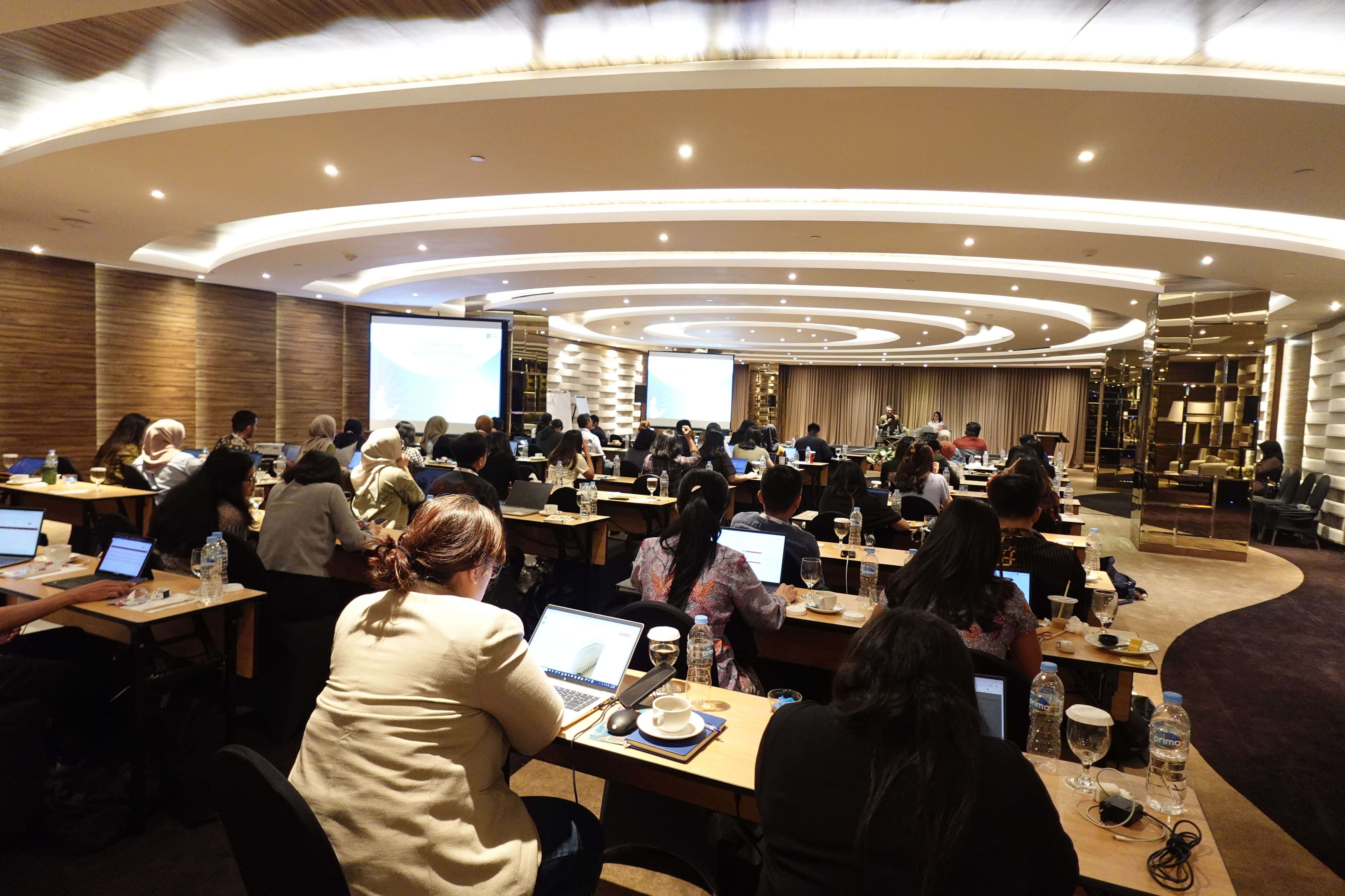 <p><strong>Rabu, 15 Oktober 2025</strong> – Indonesia Corporate Secretary Association (ICSA) mengadakan <i>workshop</i> "Standar Profesi Sekretaris Perusahaan, Pendidikan Dasar 1, Batch 4" pada Kamis-Jumat (9-10/10). Acara yang bertempat di Ashley Hotel Wahid Hasyim, Jakarta, ini merupakan bagian dari komitmen ICSA untuk memastikan anggotanya memenuhi standar kompetensi dan etika profesional yang tinggi.</p><p>Kegiatan ini diselenggarakan untuk memberikan pemahaman terkait kepatuhan terhadap Peraturan Otoritas Jasa Keuangan No. 35/POJK.04/2014 Tahun 2014 yang mengatur profesi sekretaris perusahaan. Apalagi, sekretaris perusahaan memiliki peran di antaranya sebagai pemberi masukan kepada direksi dan komisaris, serta penghubung perusahaan dengan regulator seperti Otoritas Jasa Keuangan dan Bursa Efek Indonesia.</p><p>Sejak tahun 2022, ICSA telah memberlakukan Standar Profesi dan Kode Etik Sekretaris Perusahaan bagi anggotanya, dengan didukung oleh serangkaian silabus pendidikan yang dirancang sebagai standar kompetensi wajib.</p><p><i>Workshop</i> Pendidikan Dasar 1, Batch 4 ini bertujuan memperkenalkan pengetahuan dasar yang esensial bagi seorang sekretaris perusahaan. Peserta <i>workshop </i>mendalami tujuh area kompetensi utama, meliputi regulasi pasar modal, hukum perusahaan di Indonesia, <i>good corporate governance</i> (GCG), laporan tahunan, peran dan tanggung jawab direksi &amp; dewan komisaris, fungsi dan tugas sekretaris perusahaan, serta <i>environment, social, governance</i> (ESG) &amp; laporan keberlanjutan.</p><p>Melalui Bidang Standarisasi Profesi, ICSA berupaya terus meningkatkan kualitas profesional anggotanya. Keberhasilan pelaksanaan <i>workshop</i> ini menegaskan peran ICSA sebagai lembaga yang memimpin dalam penetapan standar dan pengembangan kompetensi di kalangan praktisi sekretaris perusahaan di Indonesia. Program ini diharapkan dapat mencetak sekretaris perusahaan yang tidak hanya mematuhi regulasi, tetapi juga memiliki peran strategis dalam menjaga GCG dan meningkatkan nilai perusahaan.</p><br>
                  