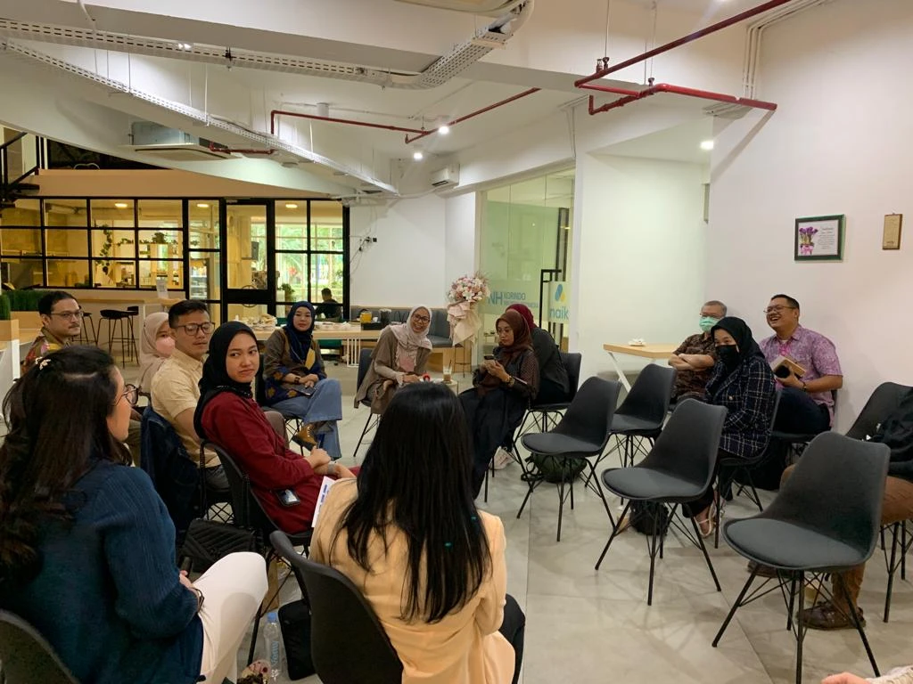 Kamis, 2 Maret 2023 – Sebagai bentuk komitmen untuk terus melakukan inovasi terhadap program-program yang diberikan, pertama kalinya Indonesia Corporate Secretary Association (ICSA) melalui Bidang Pengkajian mengadakan acara bincang santai “Ngopi Sore - Bincang-bincang Transaksi Afiliasi dan Transaksi Material” pada Kamis (23/2) di EMJI Coffee & Bar, Mega Kuningan, Jakarta Selatan. Acara khusus anggota ICSA tersebut didampingi oleh Ranty Astari Rachman selaku Wakil Ketua Umum Bidang Pengkajian, Maharani Cindy selaku Anggota Bidang Pengkajian, dan Adrie Dwi Aryanto selaku Anggota Bidang Pengkajian.

Dengan diadakannya acara tersebut, ICSA berharap 18 peserta yang hadir bisa saling mengenal dan bertukar pendapat seputar keresahan tentang transaksi afiliasi dan transaksi material dan saling memberikan solusi atas keresahan tersebut.

Kegiatan ini diinisiasi akan terus diadakan rutin oleh Bidang Pengkajian ICSA. Oleh karena itu, bagi anggota ICSA yang belum sampat ikut, bisa mengikuti batch selanjutnya.

Sampai berjumpa di batch selanjutnya!<br>
                  