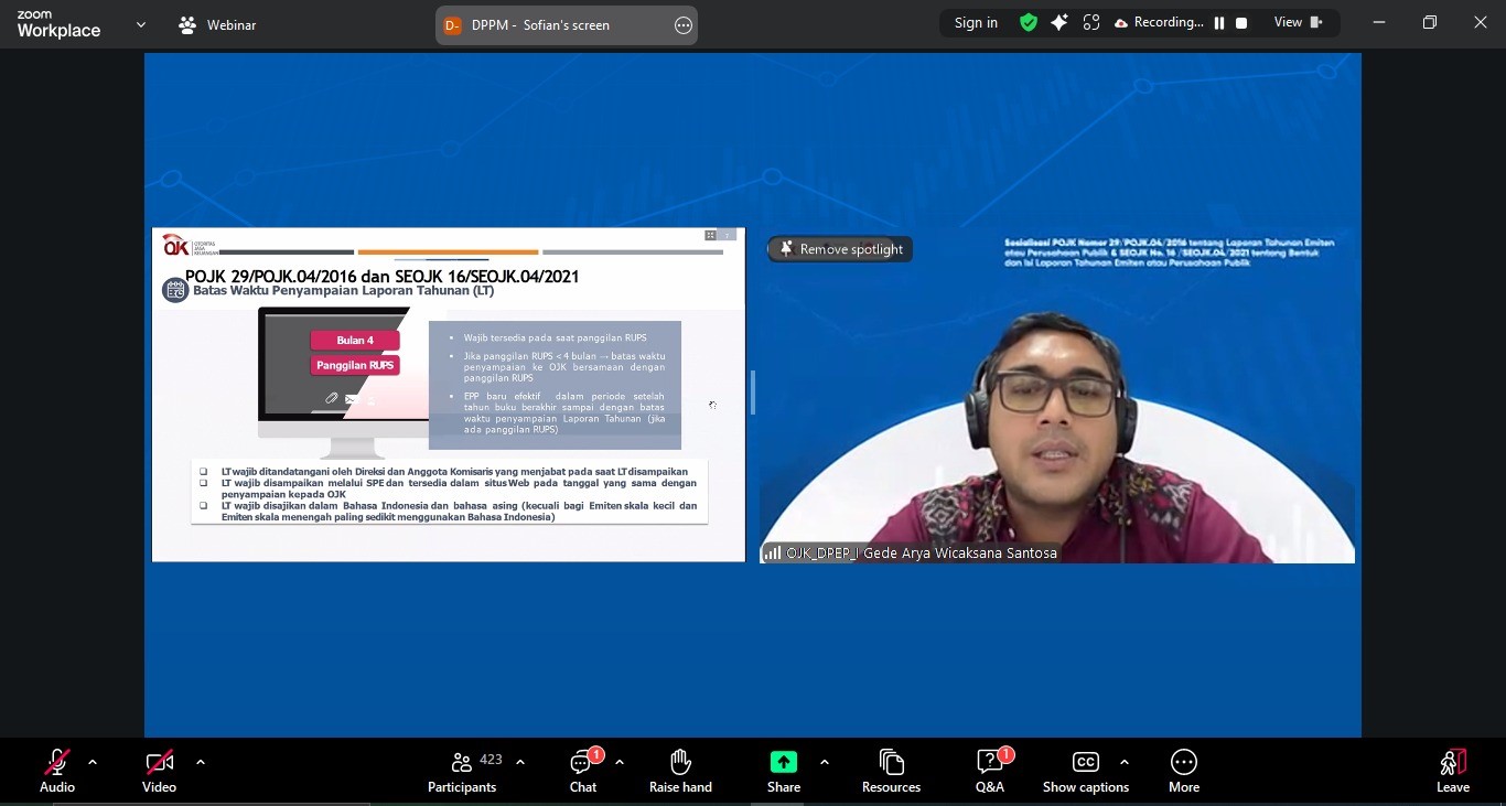 <p><strong>Jumat, 27 Februari 2026</strong> - Guna memperkuat pemahaman emiten mengenai standar pelaporan terkini, Otoritas Jasa Keuangan (OJK) bersinergi dengan Indonesian Corporate Secretary Association (ICSA) dan Asosiasi Emiten Indonesia (AEI) menyelenggarakan <i>webinar regulatory</i> bertajuk "Sosialisasi POJK Nomor 29/POJK.04/2016 dan SEOJK No.16/SEOJK.04/2021" pada Jumat, (27/2).</p><p><i>Webinar</i> dibuka dengan sambutan dari Kepala Direktorat Analisis Informasi dan Manajemen Krisis Pasar Modal, Keuangan Derivatif, dan Bursa Karbon OJK Sujanto. Dalam penyampaiannya, beliau menekankan bahwa laporan tahunan adalah instrumen krusial bagi investor untuk menilai kinerja serta prospek perusahaan. Kepatuhan terhadap tata cara penyusunan laporan yang sesuai standar merupakan perwujudan prinsip keterbukaan informasi di pasar modal.</p><p>Hadir sebagai narasumber, Pengawas Divisi Pengawasan Emiten dan Perusahaan Publik 2.1 OJK I Gede Arya Wicaksana Santosa memaparkan aspek teknis dari dua regulasi utama. Pertama, POJK Nomor 29/POJK.04/2016 mengenai kewajiban emiten dalam menyampaikan dan mengumumkan laporan tahunan secara tepat waktu. Kedua, SEOJK No.16/SEOJK.04/2021 yang memberikan panduan detail mengenai bentuk dan isi laporan, termasuk integrasi informasi keberlanjutan serta tata kelola perusahaan yang transparan.</p><p>Dalam paparannya, beliau menekankan bahwa emiten harus memperhatikan detail pengungkapan agar informasi yang disampaikan akurat, relevan, dan mudah dipahami oleh pemangku kepentingan.</p><p>Kolaborasi antara regulator (OJK) dan asosiasi profesi (ICSA &amp; AEI) ini diharapkan dapat meminimalisasi kesalahan administratif dalam pelaporan serta meningkatkan kualitas <i>good corporate governance</i> (GCG) perusahaan publik Indonesia.</p><br>
                  