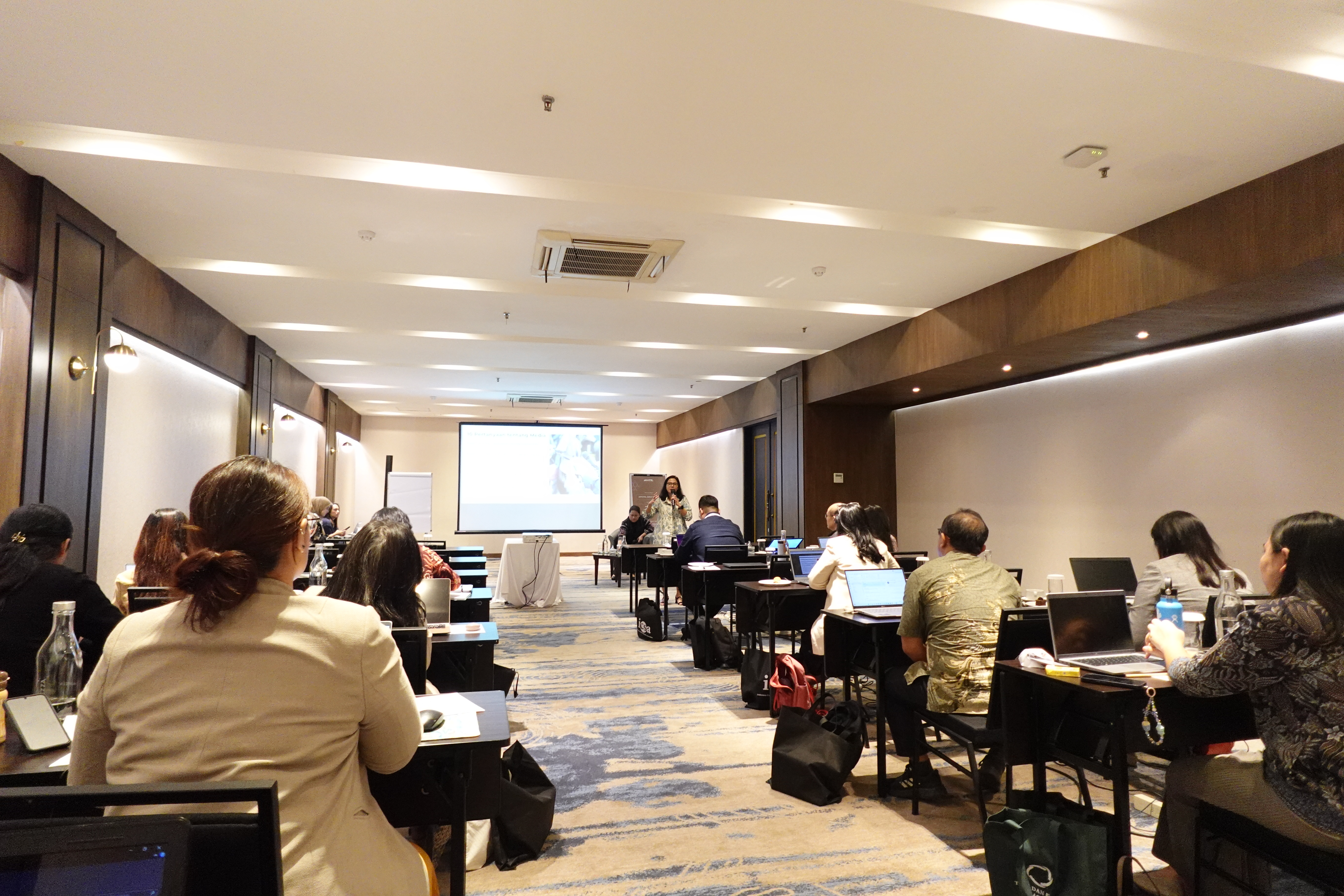 <p><strong>Kamis, 3 Juli 2025</strong> - Pentingnya transparansi dan citra perusahaan mendorong Indonesia Corporate Secretary Association (ICSA) untuk kembali menyelenggarakan Workshop CG Officer: Corporate Communications Batch 4, Selasa–Rabu, (24–25/6), di Artotel Gelora Senayan, Jakarta. Terdapat 17 peserta yang mengikuti <i>workshop</i> ini.</p><p>Tujuh sesi materi dilakukan selama dua hari pada Workshop CG Officer: Corporate Communications Batch 4 ini. Materi pada hari pertama yaitu Effective Communication Strategy yang disampaikan oleh Chief Executive Officer SEPIKUL Indonesia Ratna Wardani, Understanding Media Relations &amp; Engagement yang disampaikan oleh Director of News &amp; Production Bisnis Indonesia Group Maria Y. Benyamin, dan Communication Handling in Crisis yang disampaikan oleh Founder CPROCOM &amp; PT Elan Mitra Inti Lestari dan Director of Communications PT Indonesia Morowali Industrial Park Emilia Bassar.</p><p>Kemudian, dilanjut materi pada hari kedua yaitu Writing for Corporate Communication yang disampaikan oleh Managing Editor Republika Subroto Kardjo, Corporate Communication &amp; Reputation yang disampaikan oleh Senior Vice President, Government Affairs &amp; Regulatory PT Indosat Tbk Ajar Edi, From Clicks to Credibility: Building Trust in Indonesia Storytelling Era yang disampaikan oleh Head of Media Relations &amp; Corporate Affairs PT GoTo Gojek Tokopedia Tbk Amanda Valani, dan Powerful Public Speaking yang disampaikan oleh Co-Founder SEPIKUL Indonesia &amp; Independent Journalist Tommy Tjokro.</p><p>Selama dua hari pelatihan intensif, para peserta tidak hanya mendapatkan materi berupa teori, tetapi juga praktik langsung, studi kasus, dan sesi interaktif yang memperkuat pemahaman dalam mengelola komunikasi internal dan eksternal perusahaan secara efektif.</p><p>Berbagai topik mulai dari membangun strategi komunikasi yang sejalan dengan tata kelola perusahaan yang baik, menjalin relasi dengan media, menangani krisis komunikasi, hingga meningkatkan kehadiran perusahaan di media sosial dibahas secara mendalam oleh para praktisi dan ahli komunikasi terkemuka.</p><p>Dengan terselenggaranya Workshop CG Officer: Corporate Communications Batch 4 ini, ICSA kembali menegaskan komitmennya dalam memfasilitasi pengembangan kapasitas anggotanya secara menyeluruh, termasuk menghadapi tantangan komunikasi di era yang serba cepat dan digital.</p><br>
                  