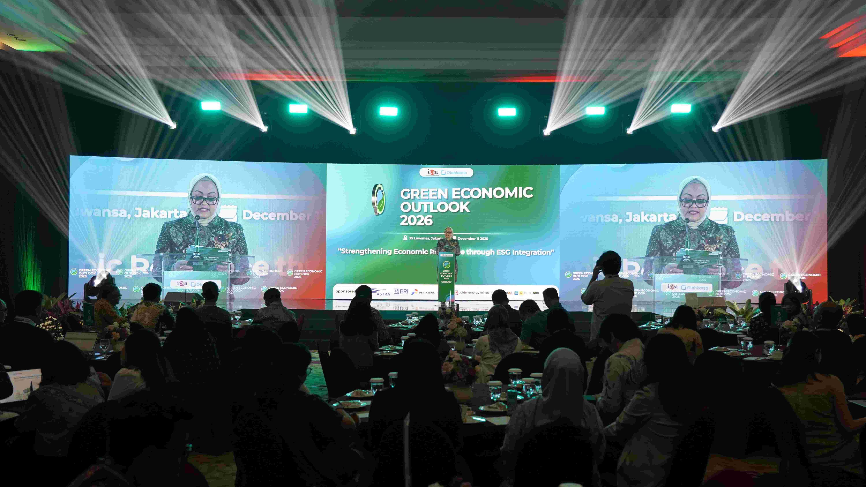 <p><strong>Senin, 5 Januari 2026 </strong>- Indonesia Corporate Secretary Association (ICSA) berkolaborasi dengan Olahkarsa sukses menggelar "<i>Green Economic Outlook </i>2026" pada Kamis, (11/12/25) di JS Luwansa, Jakarta. Acara ini sebagai forum strategis yang mempertemukan regulator, ekonom dan pelaku industri untuk membahas arah ekonomi hijau Indonesia serta penguatan ketahanan ekonomi melalui integrasi <i>Environmental, Social, and Governance</i> (ESG) dengan mengangkat tema “<i>Strengthening Economic Resilience through ESG Integration</i>”.</p><p><i>Green Economic Outlook</i> 2026 didukung sejumlah korporasi besar yang memiliki komitmen kuat terhadap agenda keberlanjutan, antara lain PT Astra International Tbk, PT Bank Rakyat Indonesia (Persero) Tbk, PT Pertamina (Persero), PT Bank Mandiri (Persero) Tbk, PT Golden Energy Mines Tbk, serta mitra korporasi lainnya.</p><p>Acara ini dihadiri lebih dari 150 peserta dari berbagai perusahaan dan praktisi keberlanjutan (<i>sustainability</i>), serta menghadirkan 15 pembicara lintas sektor, termasuk Deputi Bidang Pengendalian Perubahan Iklim dan Tata Kelola Nilai Ekonomi Karbon Kementerian Lingkungan Hidup Ary Sudijanto, Kepala Divisi Peraturan dan Layanan Perusahaan Tercatat Bursa Efek Indonesia (BEI) Teuku Fahmi Arianda. Forum dibuka oleh Ketua Umum ICSA Katharine Grace dan Co-Founder &amp; CEO Olahkarsa Unggul Ananta, yang menegaskan pentingnya integrasi keberlanjutan sebagai strategi kunci dalam menghadapi dinamika ekonomi global.</p><p>Seluruh rangkaian sesi dalam <i>Green Economic Outlook</i> 2026 dirancang untuk mengulas penguatan ketahananekonomi nasional melalui integrasi ESG secara komprehensif, dimulai dari <i>Keynote Session</i> yang menghadirkan otoritas kunci seperti Kementerian Lingkungan Hidup, OJK, dan Bursa Efek Indonesia untuk membahas arah kebijakan, regulasi, serta tata kelola nilai lingkungan ke depan. Dilanjutkan dengan <i>Thematic Session</i> 1 “<i>Strengthening National Economic Resilience through Fiscal, Monetary and Market Perspectives</i>” yang mengupas bagaimana sinergi kebijakan fiskal, moneter, dan dinamika pasar mendukung transisi menuju ekonomi hijau.</p><p>Tidak hanya sampai situ, forum dilanjutkan dengan <i>Thematic Session</i> 2 “<i>Advancing Sustainability Integration in Business to Strengthen Market Competitiveness</i>” berfokus pada praktik integrasi keberlanjutan di tingkat korporasi guna meningkatkan daya saing pasar dan menarik investasi berkelanjutan, sementara <i>Special Session </i>“<i>Humanizing ESG: Inspiring Behavioral Change to Strengthen Economic Resilience</i>” menyoroti pentingnya perubahan perilaku dan dimensi kemanusiaan dalam implementasi ESG. Rangkaian ditutup dengan <i>Thematic Session</i> 3 “<i>Governance Excellence asthe Foundation for Sustainable Corporate Performance</i>” yang menegaskan bahwa tata kelola yang unggul merupakan fondasi utama kinerja korporasi yang berkelanjutan dan tangguh terhadap berbagai risiko ekonomi di masa depan.</p><p>Melalui kehadiran para regulator, pelaku industri, dan akademisi, <i>Green Economic</i> <i>Outlook</i> 2026 diharapkan menjadi momentum strategis untuk mempercepat transformasi ekonomi Indonesia menuju arah yang lebih hijau, tangguh, dan berdaya saing global.</p><br>
                  