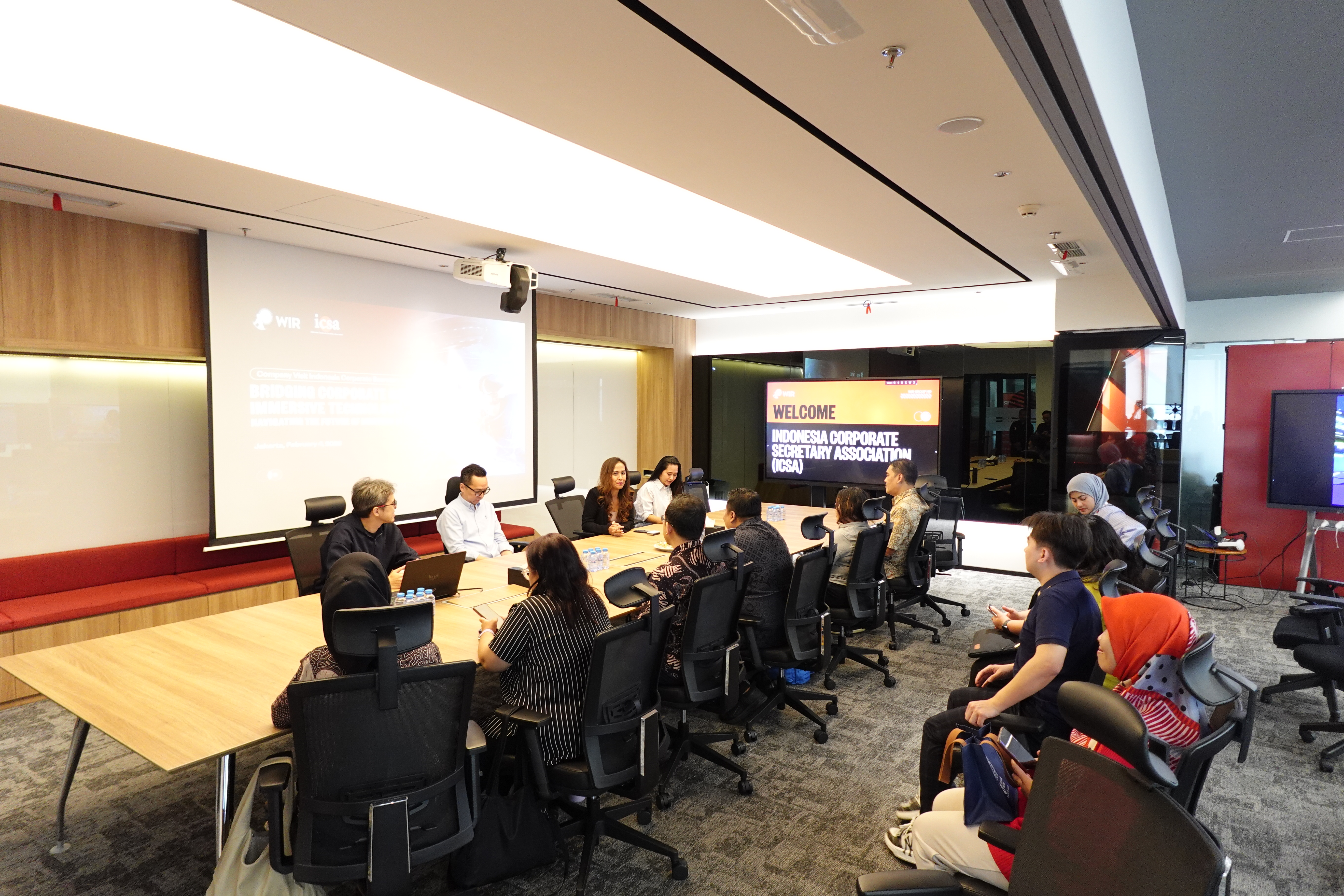<p><strong>Jumat, 6 Februari 2026</strong> – Indonesian Corporate Secretary Association (ICSA) menyelenggarakan kegiatan kunjungan industri ke PT WIR Asia Tbk di Sequis Tower, Jakarta, Rabu, (4/2). Dengan mengangkat tema "<i>Bridging Corporate Governance and Immersive Technology: Navigating the Future of Business in the Metaverse Era</i>," kunjungan ini penting bagi sekretaris perusahaan dalam memahami dinamika bisnis di ruang digital.</p><p>Dalam kunjungan ini, para peserta mendapatkan kesempatan langka untuk melakukan observasi langsung ke dapur inovasi PT WIR Asia Tbk, sebuah perusahaan yang telah diakui secara global dalam pengembangan teknologi berbasis<i> Augmented Reality</i> (AR), <i>Virtual Reality</i> (VR), dan <i>Artificial Intelligence</i> (AI).</p><p>Fokus utama dari diskusi ini adalah bagaimana teknologi imersif dan <i>metaverse</i> bukan sekadar tren hiburan, melainkan instrumen strategis untuk memperkuat tata kelola perusahaan. Para peserta diajak mendalami bagaimana inovasi digital dapat meningkatkan transparansi dan efisiensi komunikasi antara emiten, pemegang saham, dan regulator.</p><p>Selain aspek inovasi, kunjungan ini secara khusus membedah aspek kepatuhan dan manajemen risiko. Di era digital yang tanpa batas, sekretaris perusahaan memegang peranan kunci dalam mengawal pelindungan data serta memastikan bahwa setiap aktivitas perusahaan di ruang virtual tetap berpijak pada koridor hukum yang berlaku di Indonesia.</p><p>Kunjungan industri ini ditutup dengan sesi foto bersama dan pertukaran cendera mata sebagai simbol kolaborasi yang erat antara ICSA dan PT WIR Asia Tbk. Melalui kegiatan ini, ICSA kembali membuktikan komitmennya untuk terus membekali para anggotanya dengan wawasan paling mutakhir agar tetap relevan di tengah disrupsi teknologi.</p><br>
                  