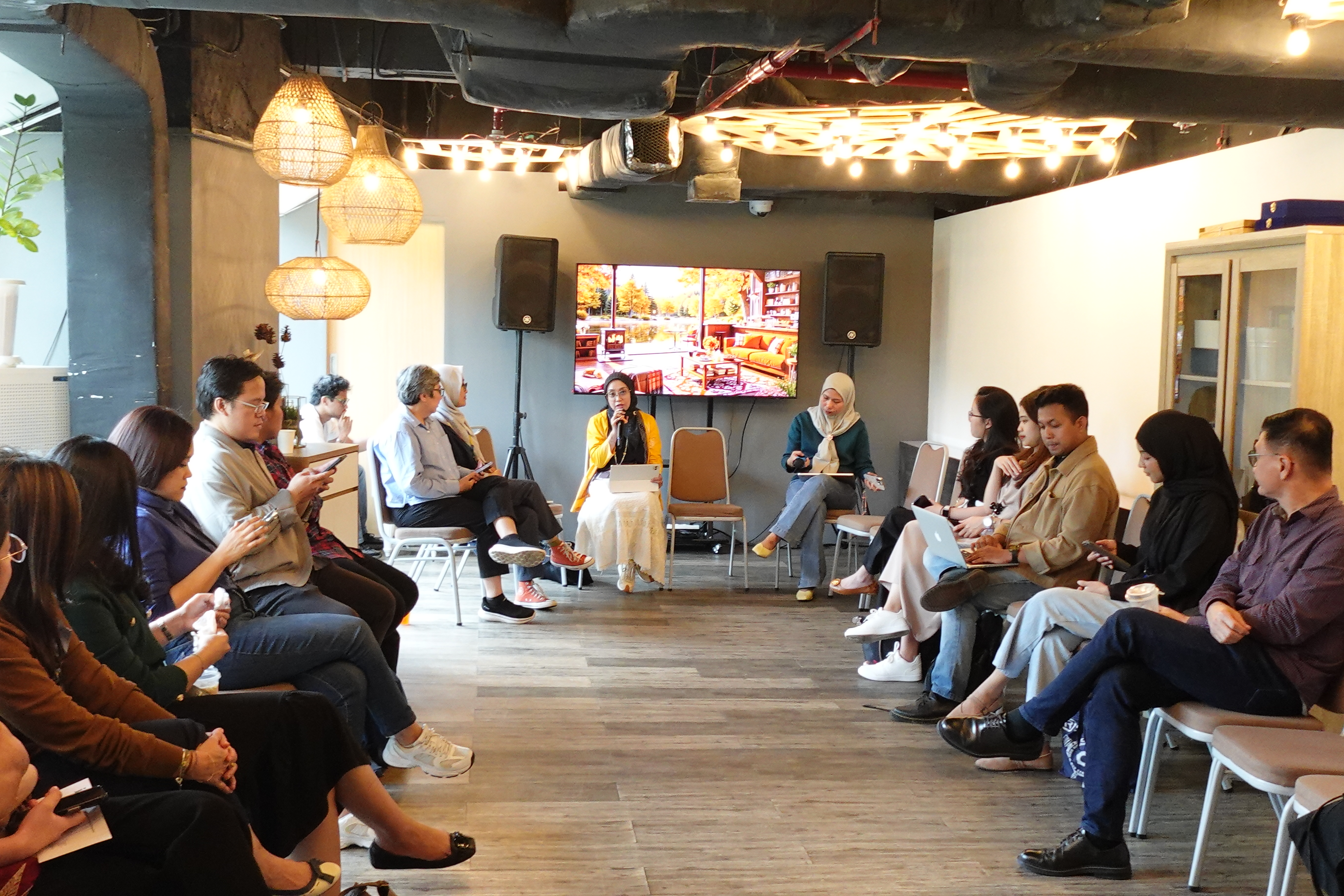 <p><strong>Selasa, 23 Desember 2025</strong> – Indonesia Corporate Secretary Association (ICSA) menggelar acara Ngopi Sore Batch 8, Jumat, (28/11), di PIC Creative, Wisma Staco, Jakarta Selatan. Dengan mengusung topik "Bincang-bincang Dividen Spesial &amp; Penawaran Umum oleh Pemegang Saham", acara ini menjadi wadah diskusi yang intens namun santai bagi sekretaris perusahaan.</p><p>Topik kali ini menarik perhatian besar karena menyangkut aksi korporasi yang berdampak langsung pada pembagian keuntungan bagi pemegang saham dan struktur permodalan perusahaan. Pada sesi bincang-bincang tersebut, para peserta berdiskusi mengenai mekanisme pembagian dividen spesial serta aspek regulasi dan teknis terkait penawaran umum yang dilakukan oleh pemegang saham.</p><p>Selain menjadi sarana berbagi ilmu, acara ini juga dimanfaatkan oleh anggota ICSA sebagai ajang jejaring profesional. Sembari menikmati kopi pada sore hari, para anggota saling bertukar pengalaman praktis dalam menangani dinamika terkait kepatuhan pasar modal dan hubungan investor di perusahaan masing-masing.</p><p>ICSA terus berkomitmen untuk menghadirkan topik-topik yang relevan dan terkini demi memperkuat kompetensi profesi sekretaris perusahaan di Indonesia. Bagi Anda yang belum sempat bergabung, pastikan untuk memantau media sosial ICSA guna mendapatkan informasi mengenai jadwal Ngopi Sore batch selanjutnya.</p><br>
                  